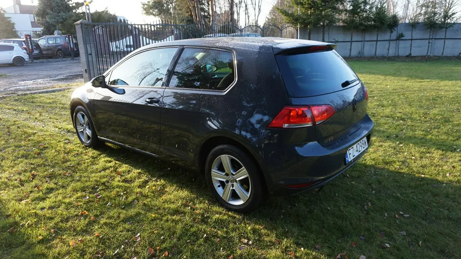 VOLKSWAGEN Golf -