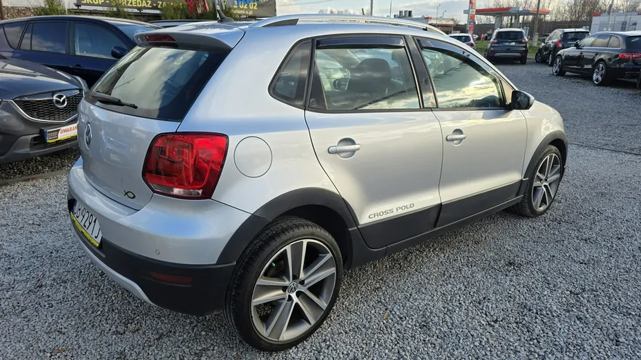 VOLKSWAGEN Polo -