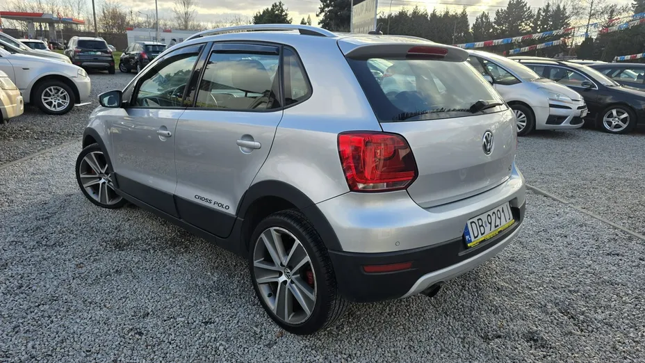VOLKSWAGEN Polo -