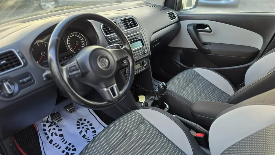 VOLKSWAGEN Polo -