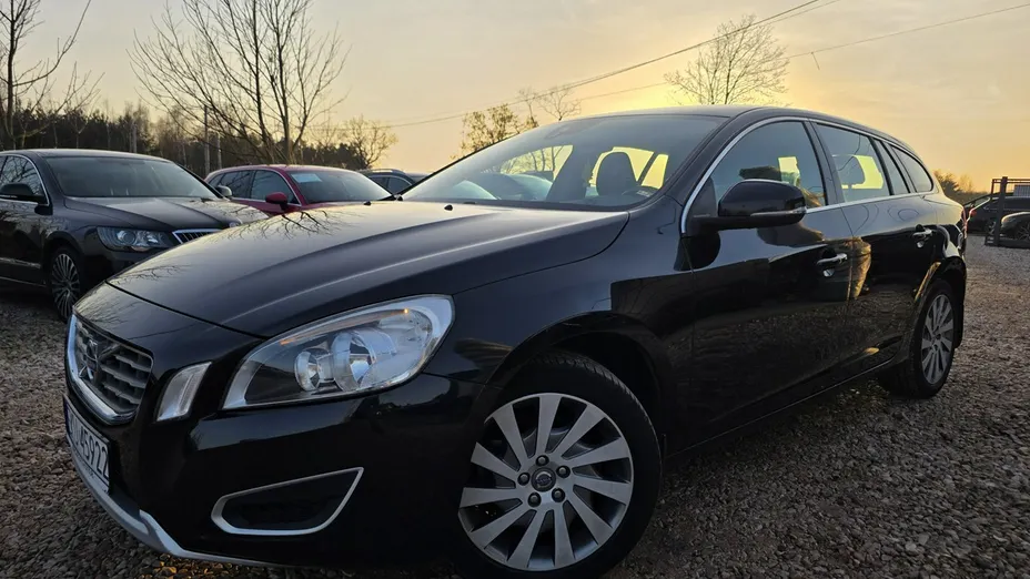 VOLVO V60 -