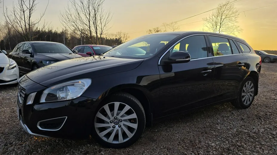 VOLVO V60 -