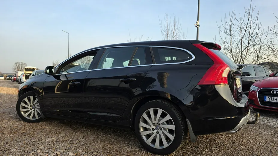VOLVO V60 -