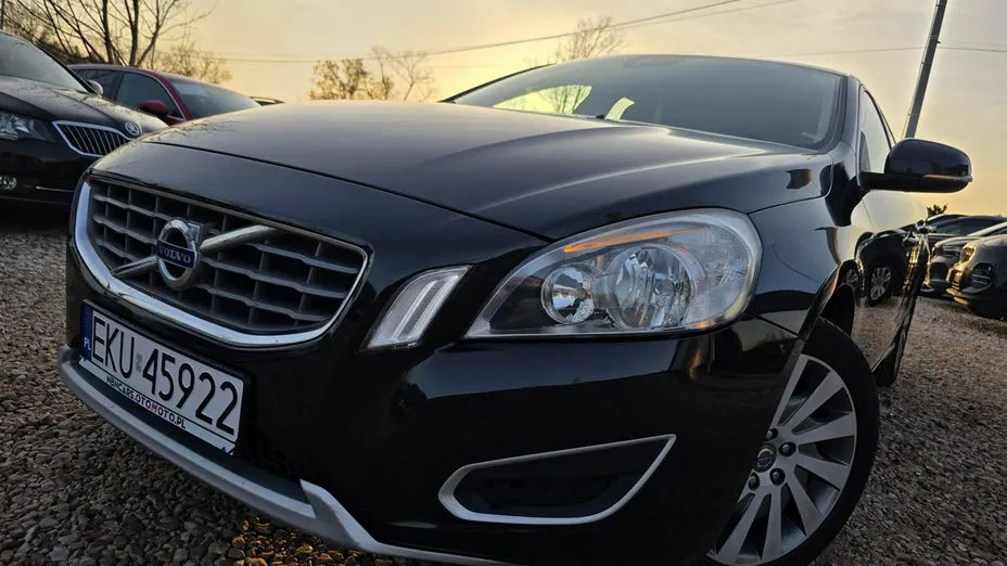 VOLVO V60 -