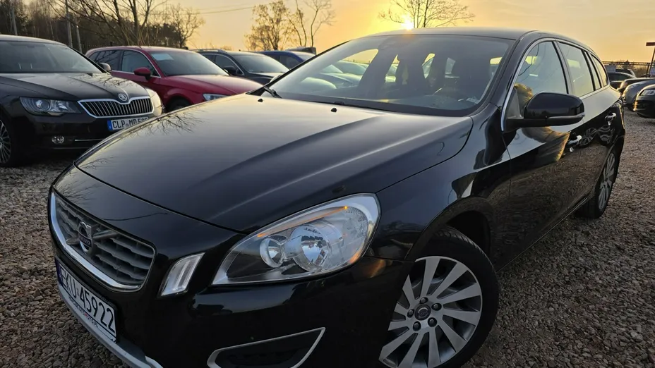 VOLVO V60 -