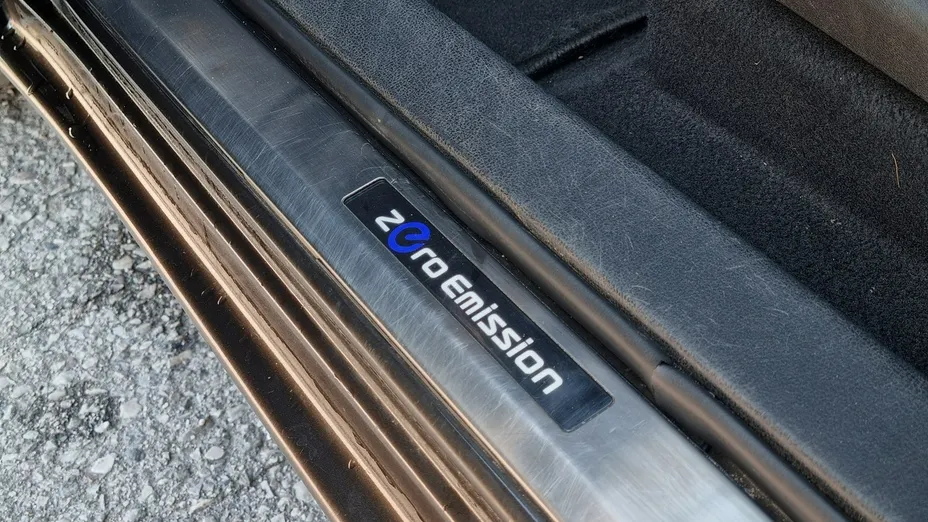 NISSAN Leaf -