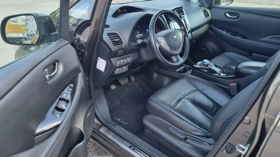 NISSAN Leaf -