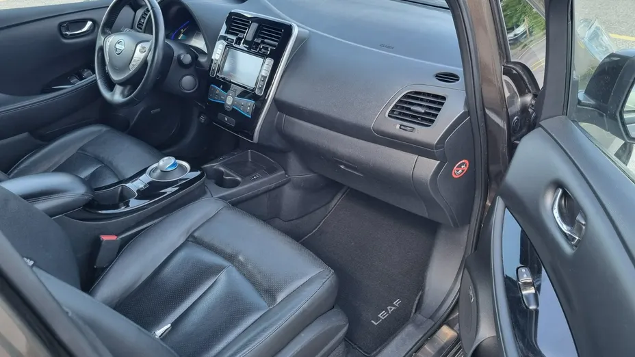 NISSAN Leaf -