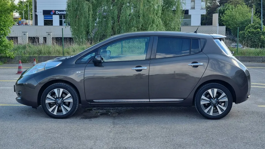 NISSAN Leaf -