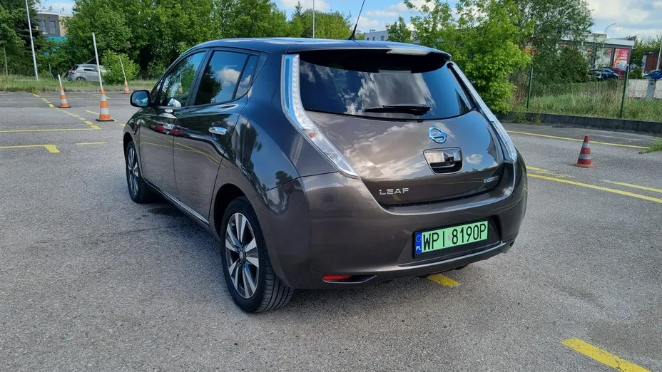 NISSAN Leaf -