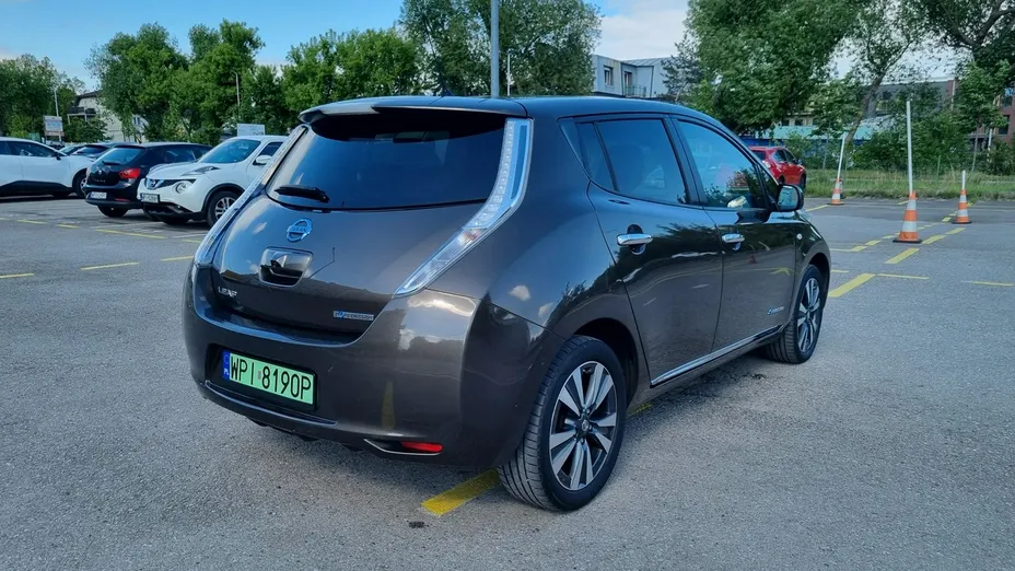 NISSAN Leaf -
