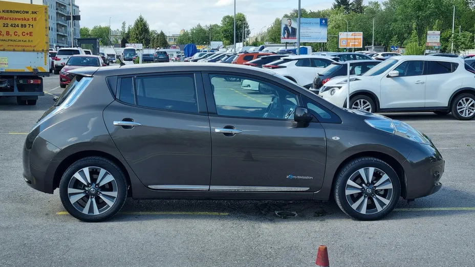NISSAN Leaf -