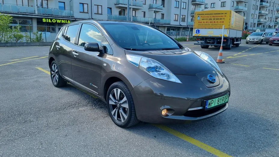 NISSAN Leaf -