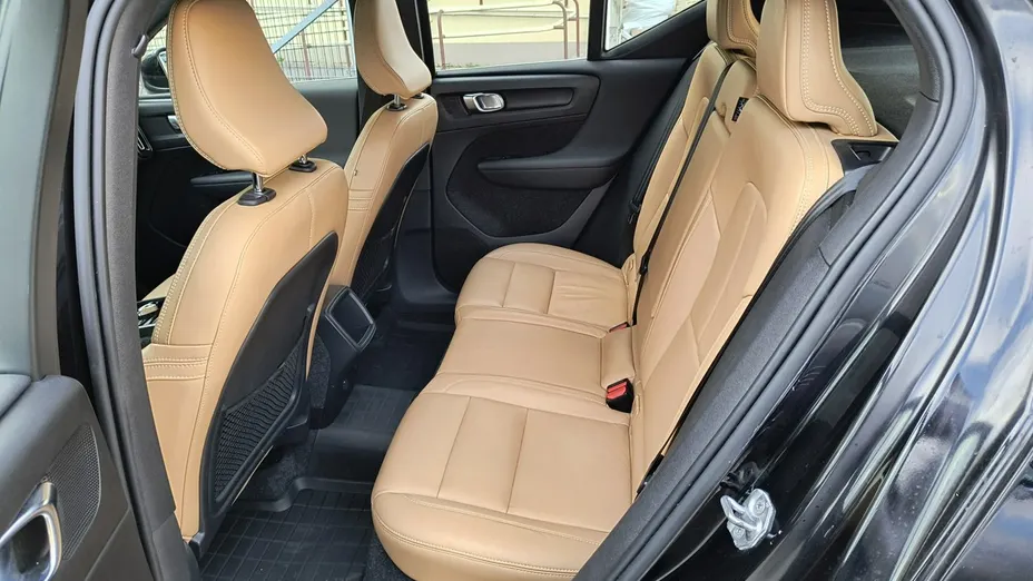 VOLVO XC40 -