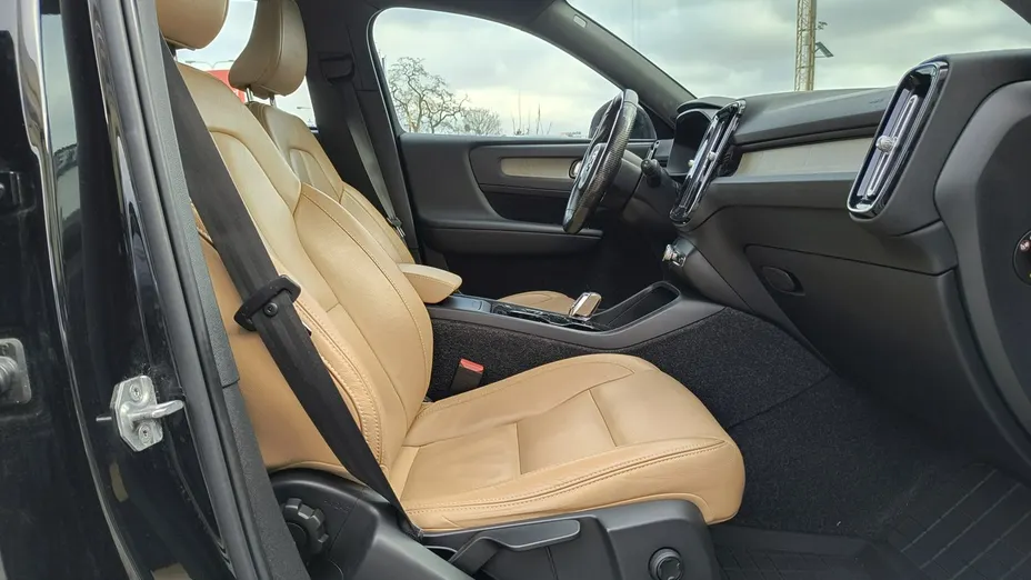 VOLVO XC40 -
