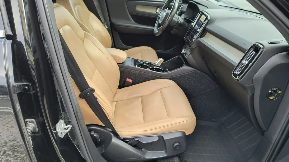 VOLVO XC40 -