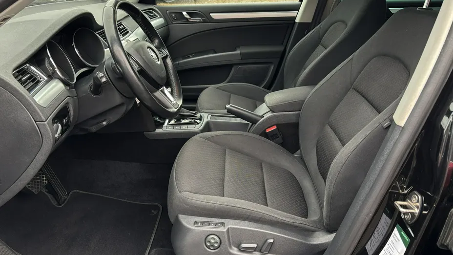 SKODA Superb -