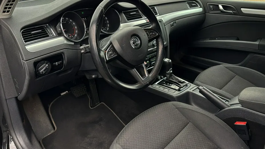 SKODA Superb -