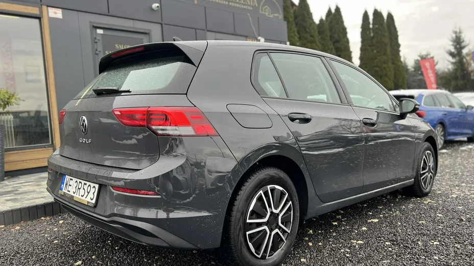 VOLKSWAGEN Golf -