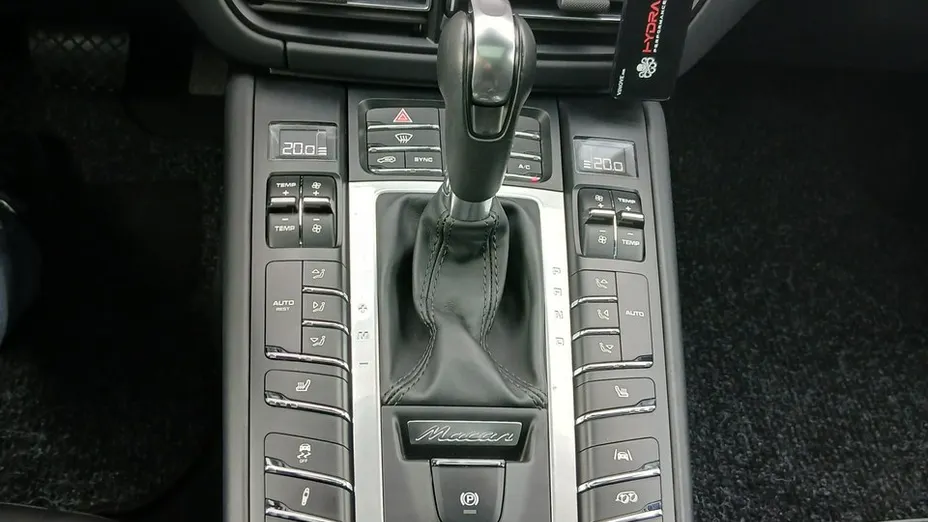 PORSCHE Macan -