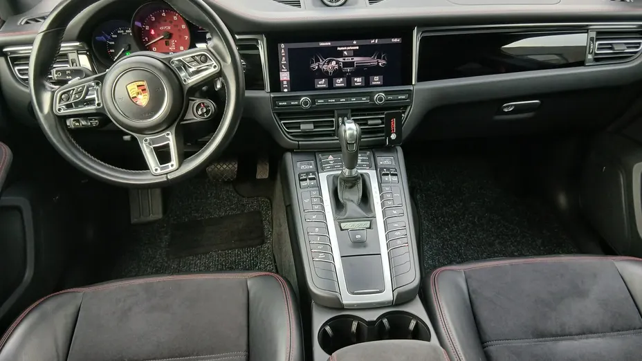 PORSCHE Macan -