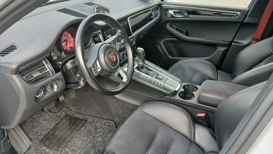 PORSCHE Macan -