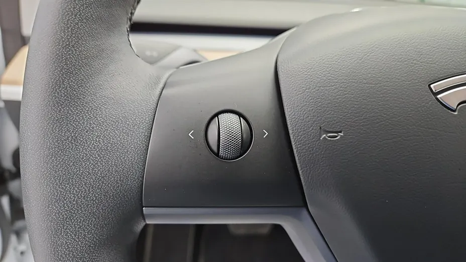 TESLA Model 3 -