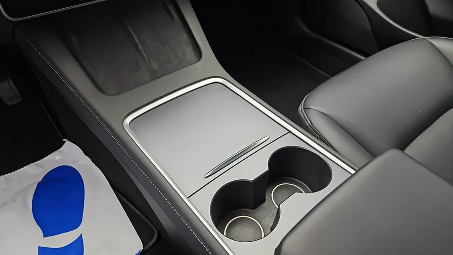 TESLA Model 3 -
