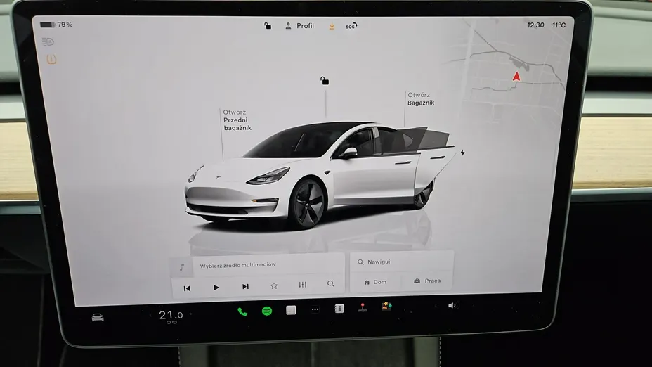 TESLA Model 3 -