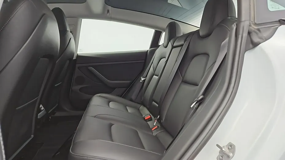 TESLA Model 3 -
