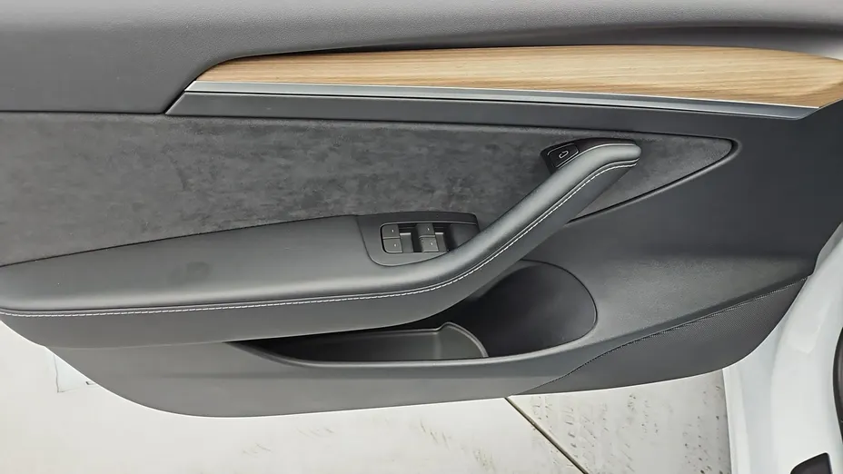 TESLA Model 3 -