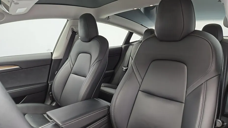 TESLA Model 3 -