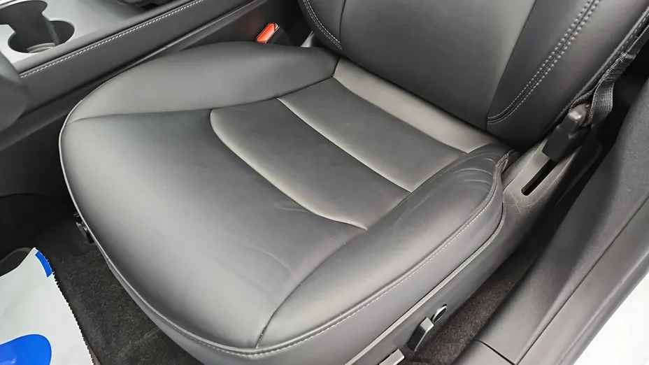 TESLA Model 3 -