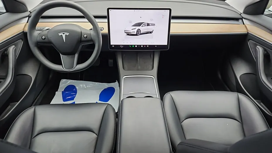 TESLA Model 3 -