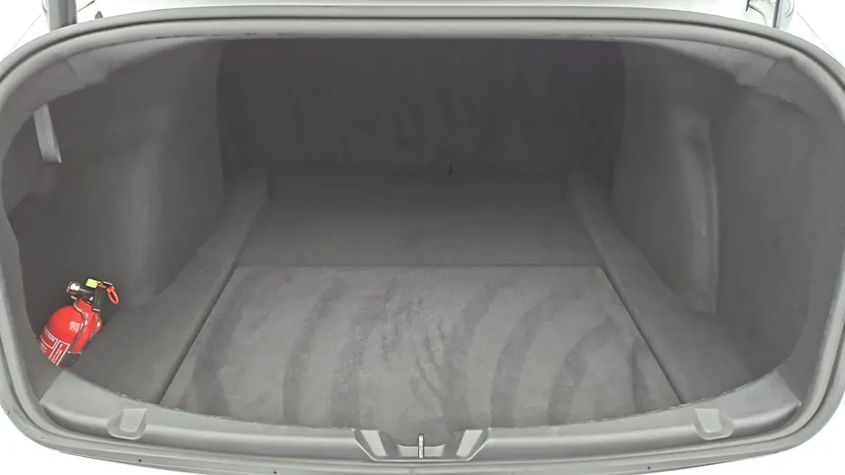 TESLA Model 3 -