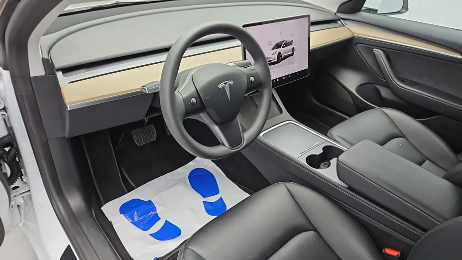 TESLA Model 3 -