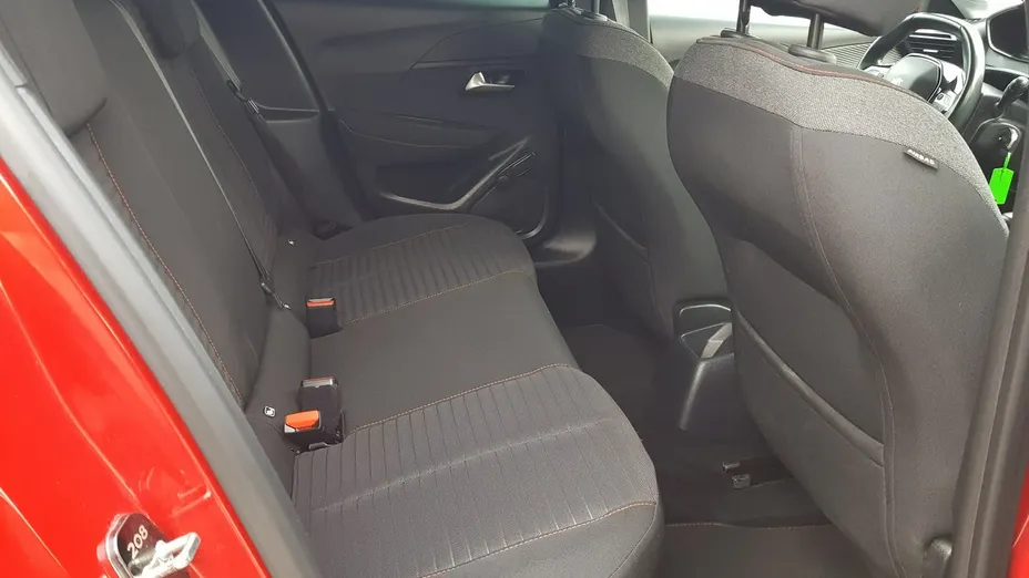 PEUGEOT 208 -