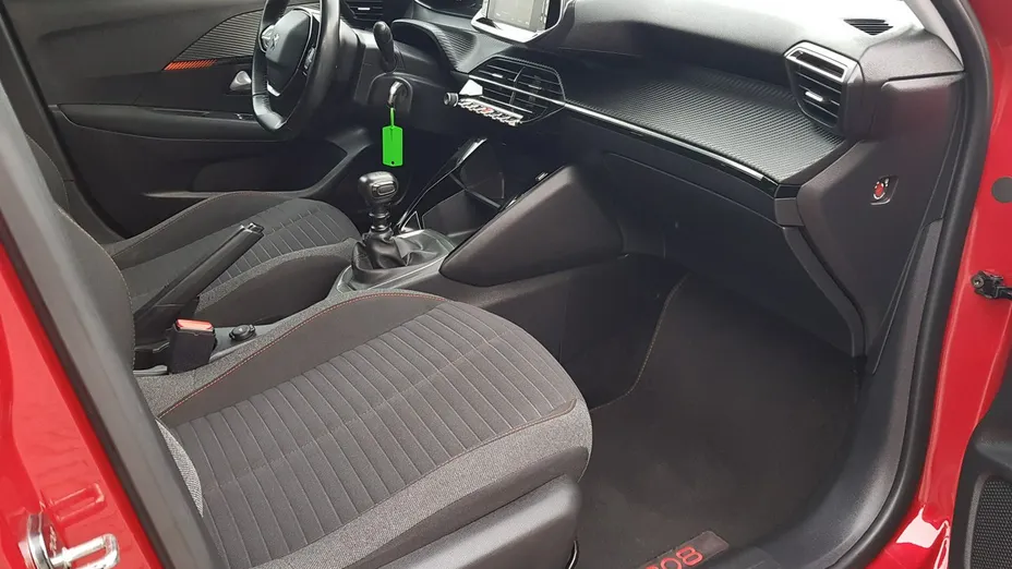PEUGEOT 208 -
