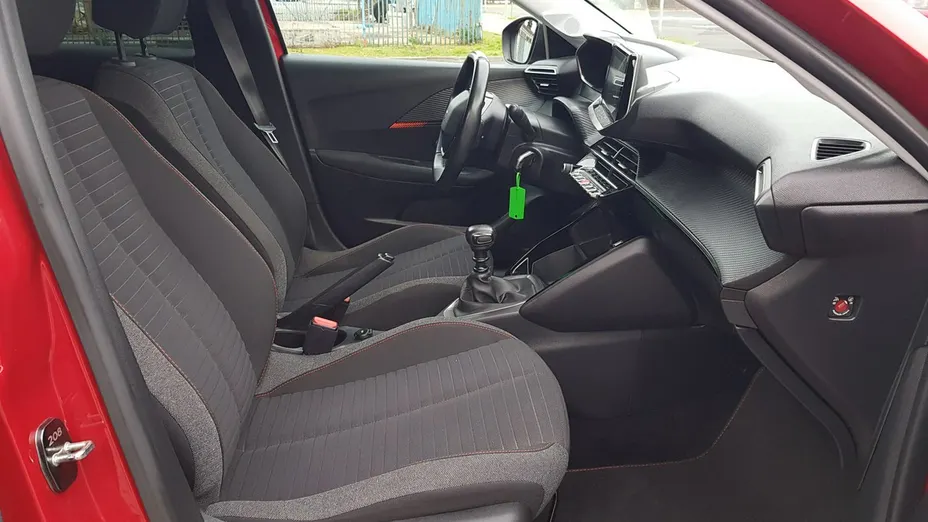 PEUGEOT 208 -