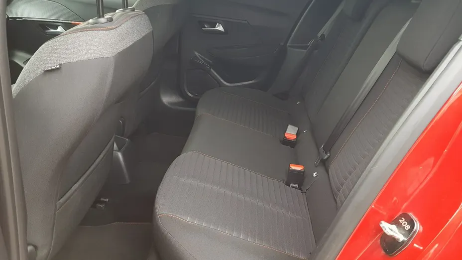 PEUGEOT 208 -