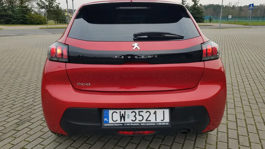 PEUGEOT 208 -