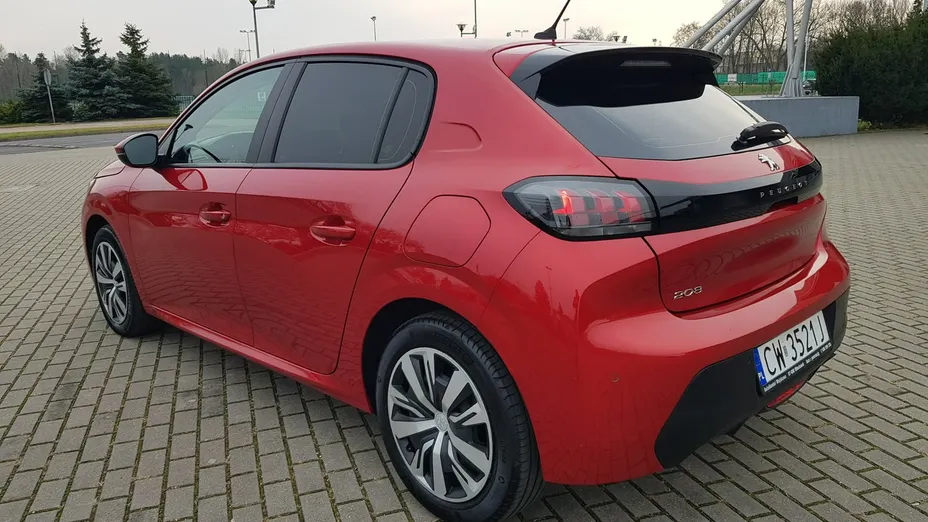 PEUGEOT 208 -
