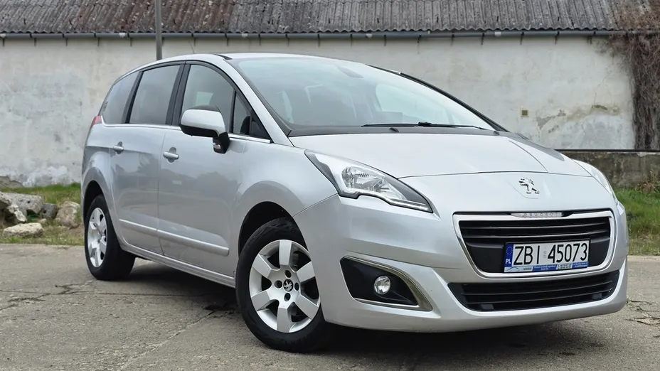 PEUGEOT 5008 -