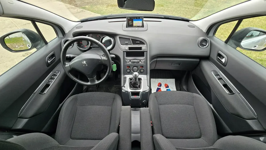 PEUGEOT 5008 -