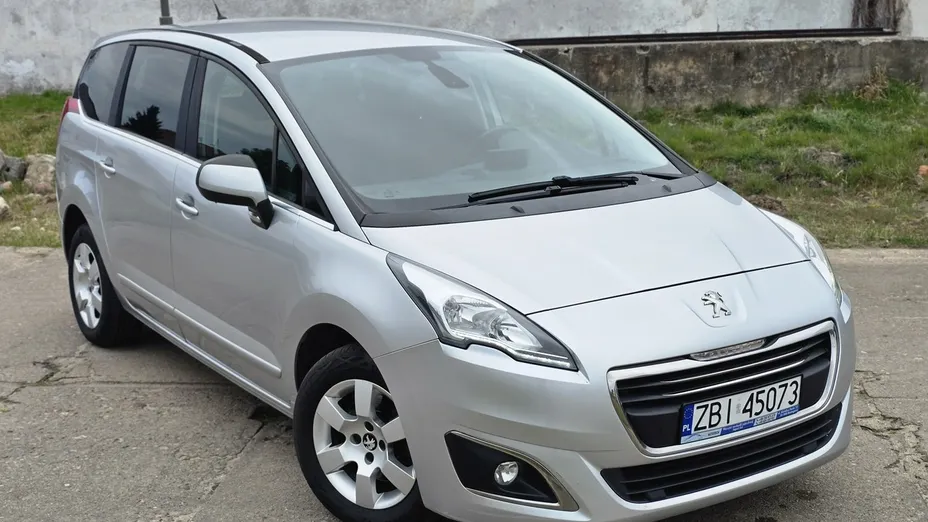 PEUGEOT 5008 -