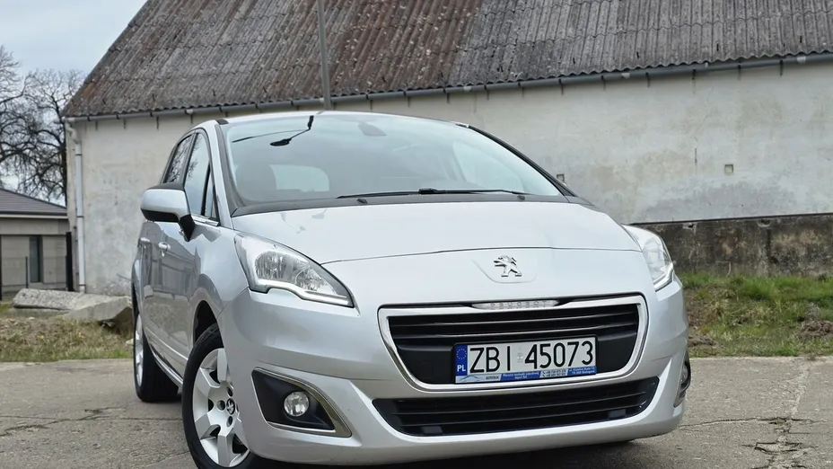 PEUGEOT 5008 -
