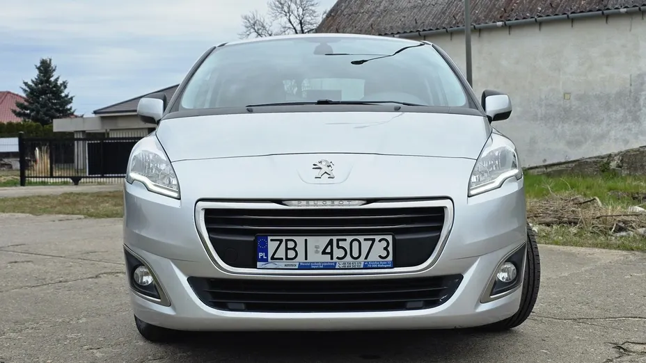PEUGEOT 5008 -