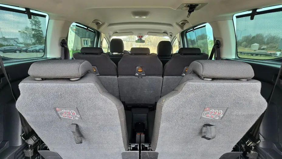 PEUGEOT 5008 -