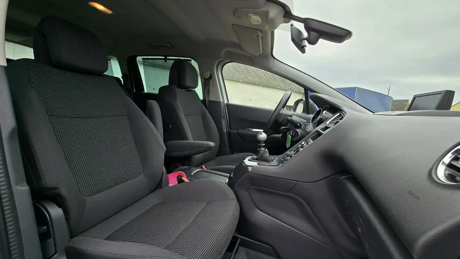 PEUGEOT 5008 -