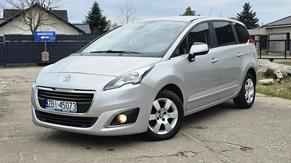 PEUGEOT 5008 -
